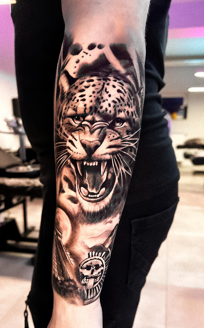 Individuelles Tattoo-Design inspiriert von aztekischer Symbolik — Kraft, Geschichte und Ritual in der Haut verewigt. Einzigartiges, von mir entworfenes Projekt. #köln #tattookoeln #colognetattoo #customtattoo #tattooartist