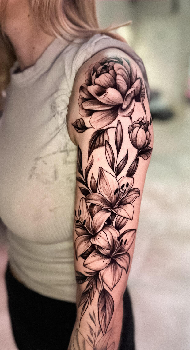 Halber Sleeve mit Lilien und Pfingstrosen 🌸 Zartheit kombiniert mit Stärke – ein zeitloses Motiv, das nie aus der Mode kommt. Ich liebe solche Projekte ✨ Wenn du von einem ähnlichen Tattoo träumst, schreib mir gern 💌 #tattoo #tattookoln #koln #flow