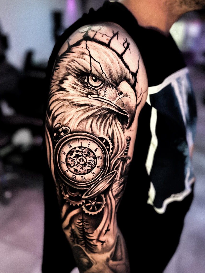 Stärke und Zeit 🦅⏳ Adler + Uhr = Kontrolle über dein eigenes Leben. 📍Köln 📩 DM #tattoo #eagletattoo #blackandgrey #realism #kölntattoo