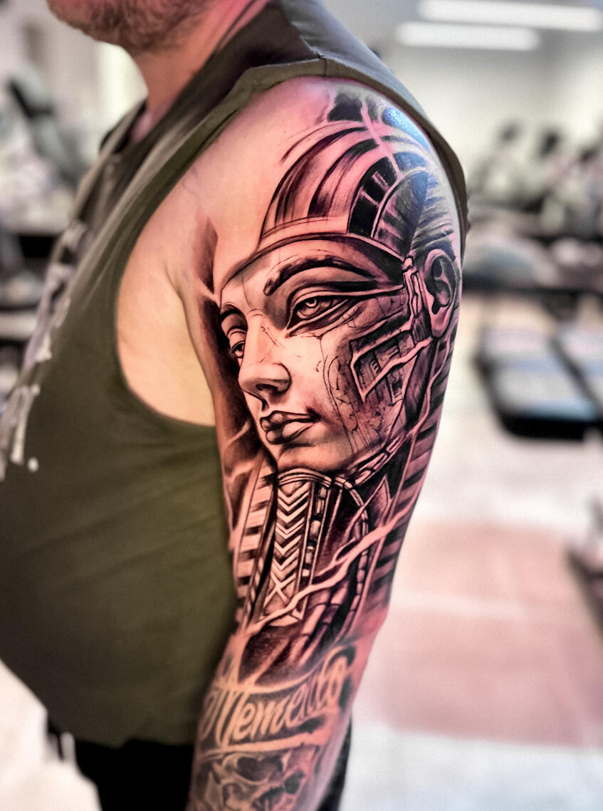 Erste Sitzung 🔥 Der Pharao nimmt langsam Form an — viele Details, starke Schatten und eine solide Basis für die nächsten Sessions. Das ist erst der Anfang, aber die Richtung steht schon 👁️‍🗨️ Ich liebe solche Projekte — die Mischung aus Realismus un